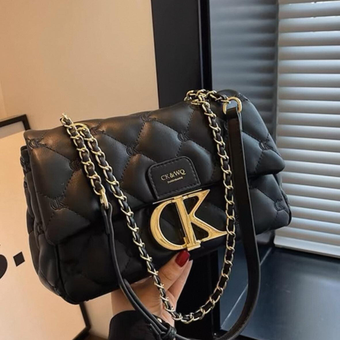 Sac à Main Matelassé Femme – Blanc avec Chaîne Dorée & Logo CK