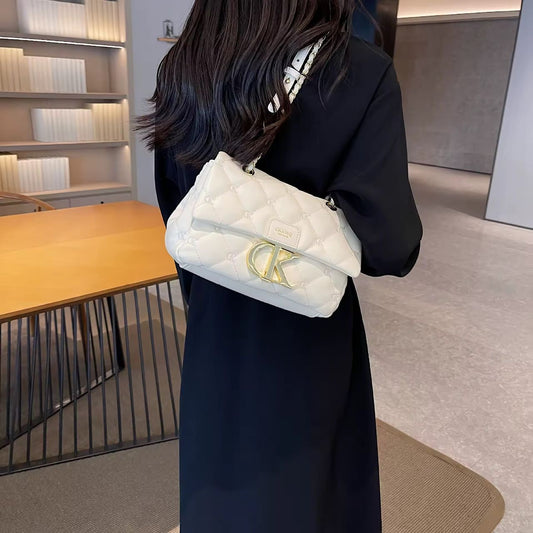 Sac à Main Matelassé Femme – Blanc avec Chaîne Dorée & Logo CK