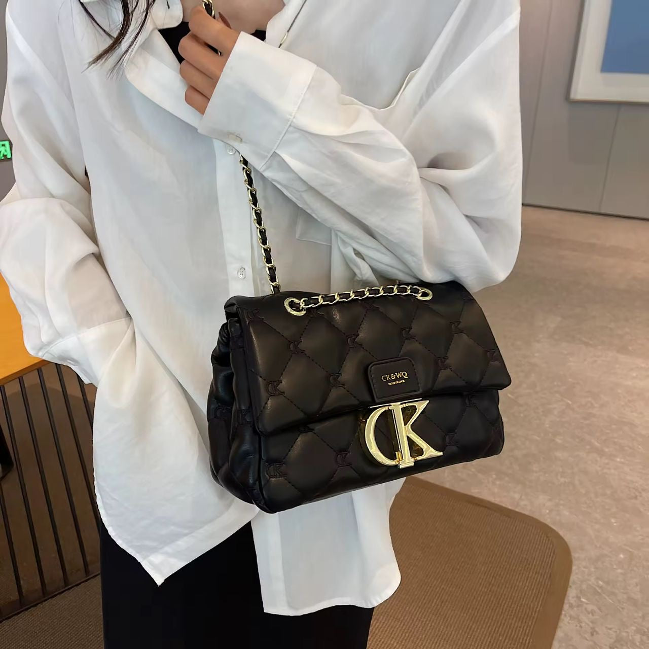 Sac à Main Matelassé Femme – Blanc avec Chaîne Dorée & Logo CK